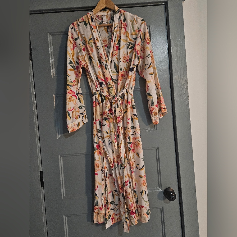 Stars Above floral robe with inside tie and belt size xl/xxl, guc
